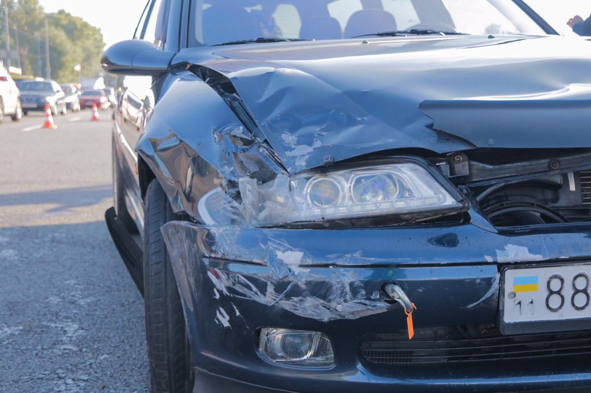 Микроавтобус протаранил бампер Opel