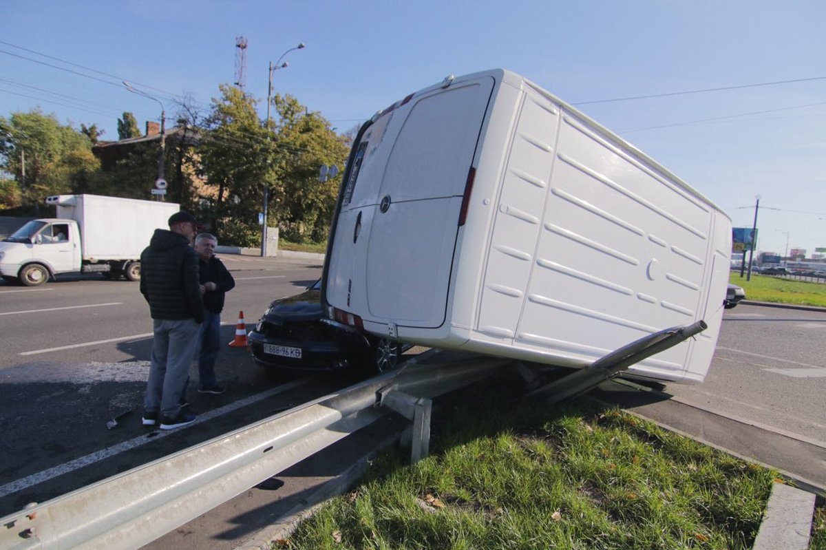 По словам водителя Opel, микроавтобус начал переворачиваться еще до столкновения