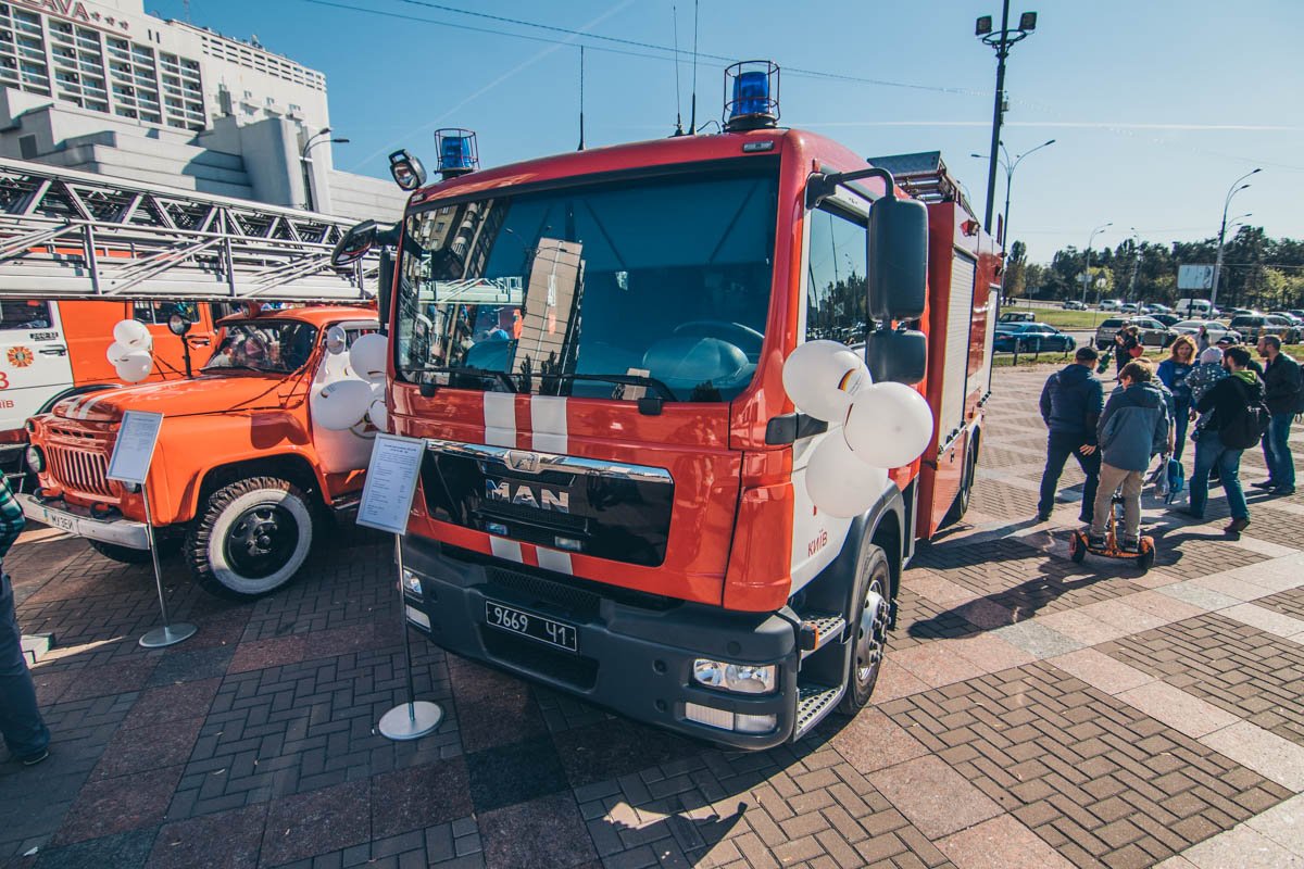 В программе фестиваля были показательные выступления кинологов, пиротехников и специалистов медицины катастроф В программе фестиваля были показательные выступления кинологов, пиротехников и специалистов медицины катастроф