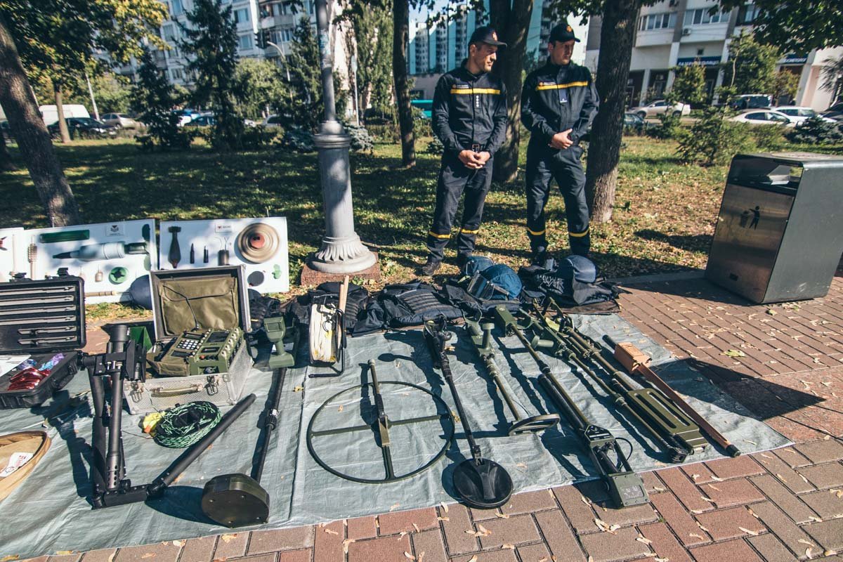 На выставке пожарно-спасательной техники и оборудования ребятам рассказывали как работает тот или иной специнструмент На выставке пожарно-спасательной техники и оборудования ребятам рассказывали как работает тот или иной специнструмент