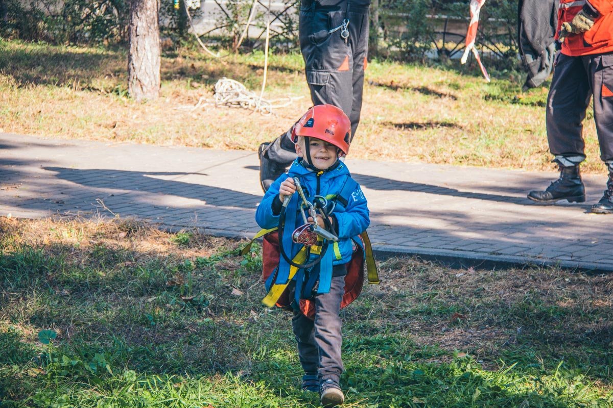 Маленькие гости праздника получили паспорт будущего спасателя и различные тематические подарки Маленькие гости праздника получили паспорт будущего спасателя и различные тематические подарки