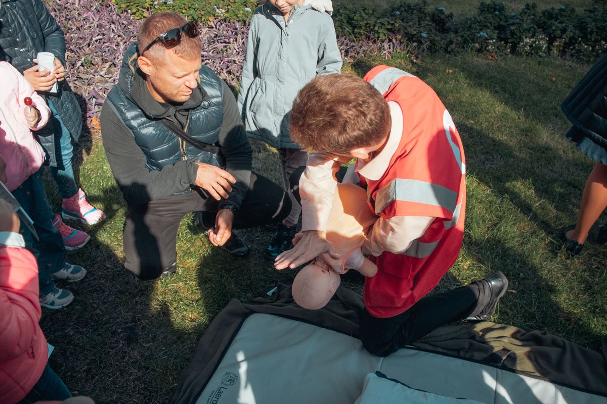 Маленьким гостям рассказывали, как оказывать первую помощь Маленьким гостям рассказывали, как оказывать первую помощь