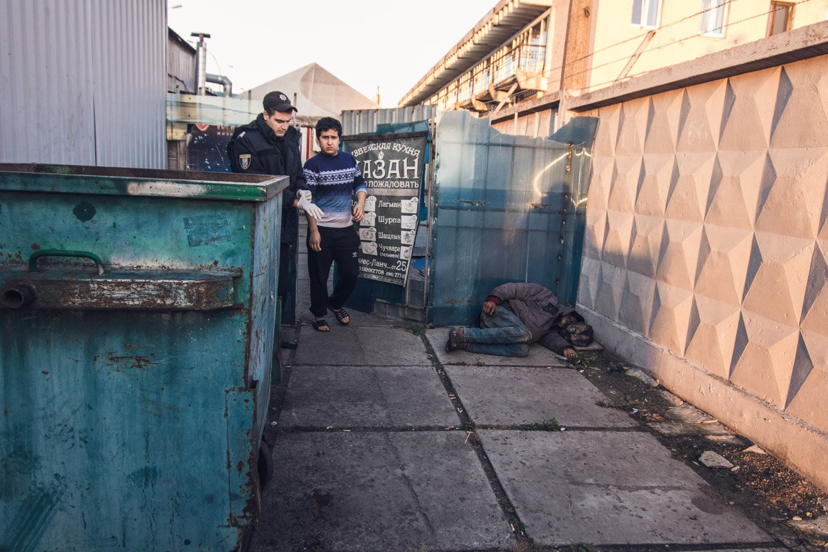 Тело лежало возле туалета около двух часов Тело лежало возле туалета около двух часов