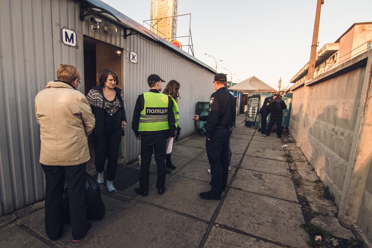 До приезда работников морга тело так никто и не накрыл До приезда работников морга тело так никто и не накрыл