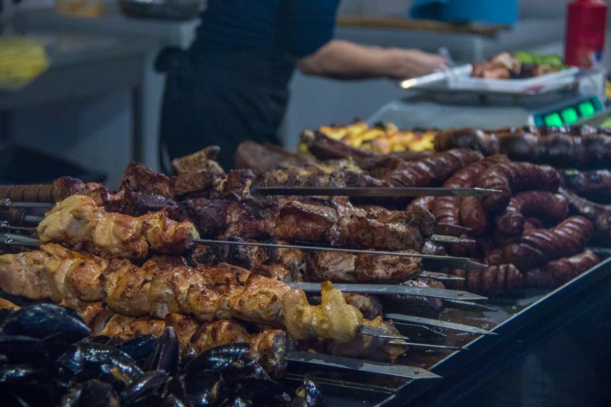 Пока девушки выбирали вещи, мужчины могли подкрепиться