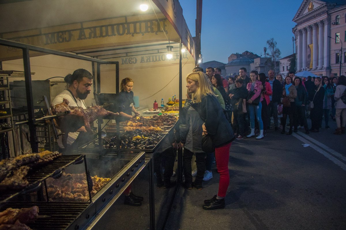 На мероприятии был открыт фудкорт с разнообразной уличной едой 