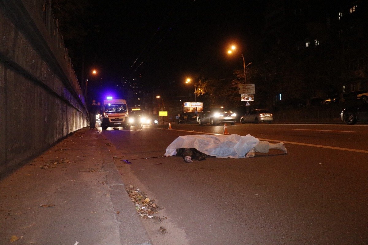 Мужчина перебегал дорогу в неположенном месте Мужчина перебегал дорогу в неположенном месте