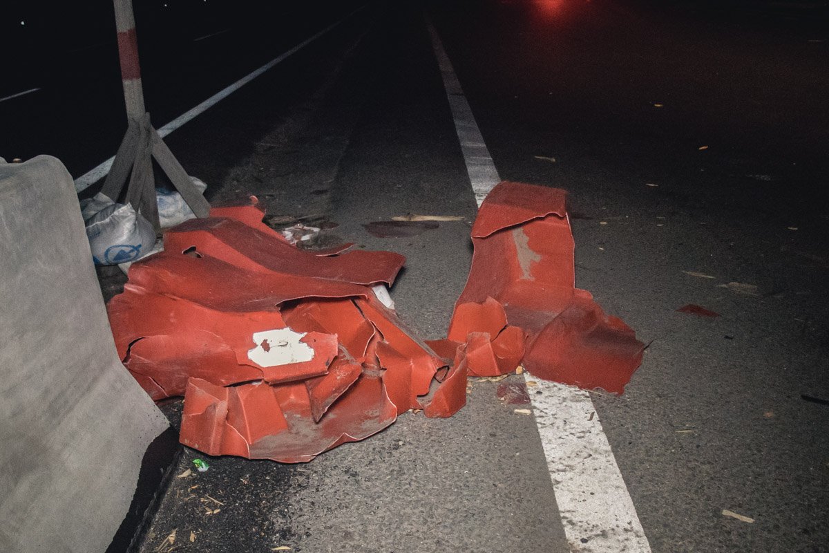 Причиной аварии стал пластмассовый отбойник, который мотоциклист не заметил в темноте