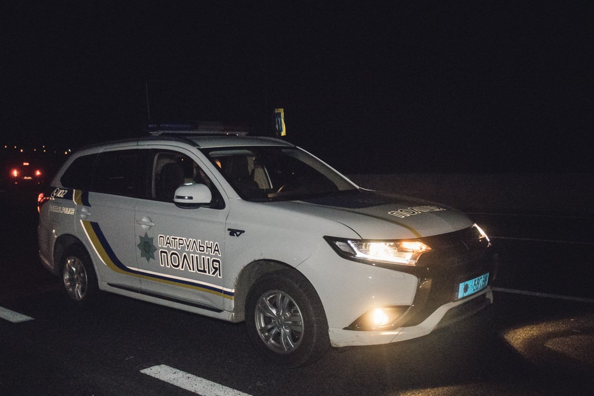 на месте происшествия работают сотрудники патрульной полиции и оперативно-следственная группа