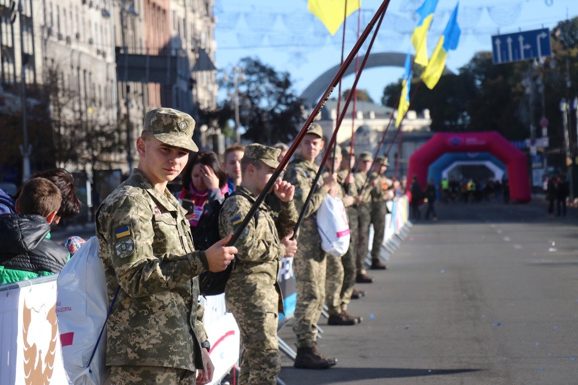 Молодые бойцы, которые были в зоне АТО не спят утром в воскресенье, а бегут марафон Молодые бойцы, которые были в зоне АТО не спят утром в воскресенье, а бегут марафон