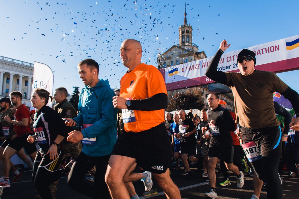 Живые эмоции болельщиков, хлопушки и живая музыка подбадривали участников Живые эмоции болельщиков, хлопушки и живая музыка подбадривали участников