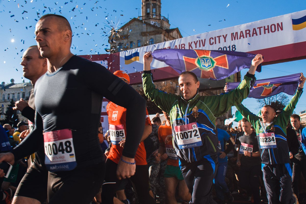 Военные и ветераны проходили дистанцию с характерными забегу атрибутами Военные и ветераны проходили дистанцию с характерными забегу атрибутами