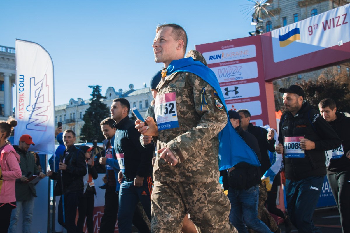 Многие участники бежали с флагами Украины на спине и в военной форме Многие участники бежали с флагами Украины на спине и в военной форме