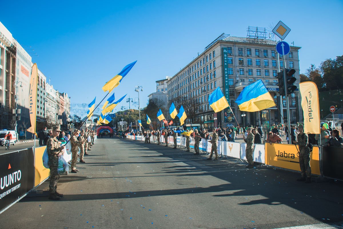 Участников забега сопровождали солдаты с флагами Украины Участников забега сопровождали солдаты с флагами Украины