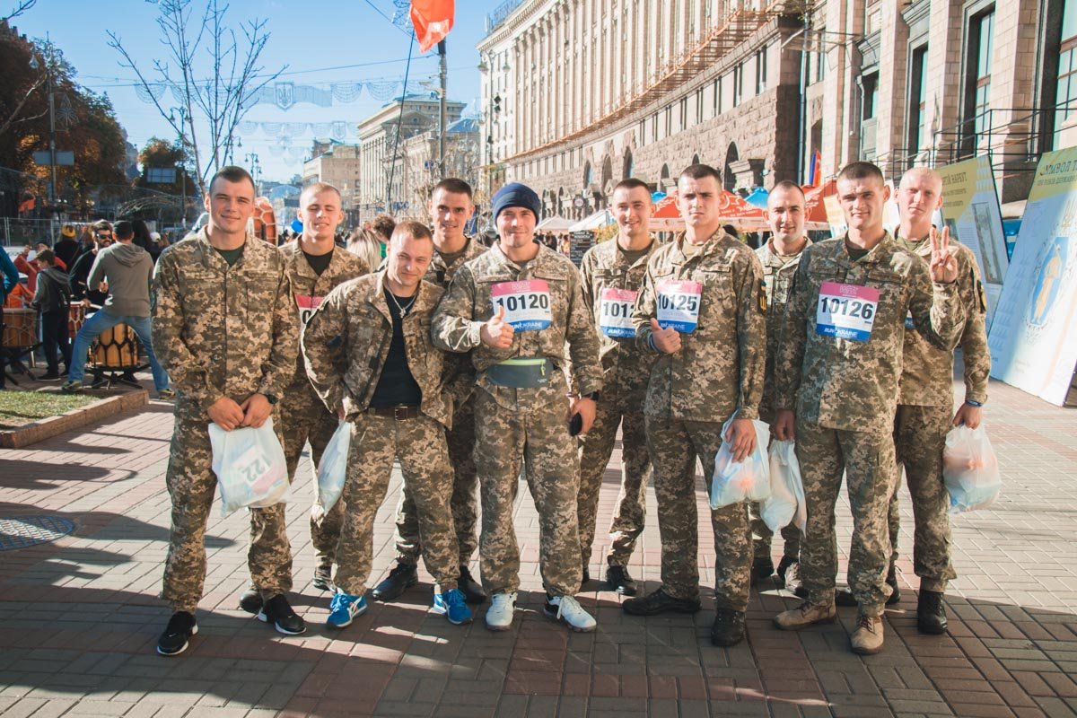 Довольные воины, с легкостью преодолевшие дистанцию в 10 километров Довольные воины, с легкостью преодолевшие дистанцию в 10 километров