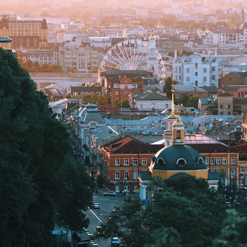 Подол - лучшее место для осенних прогулок с любимым человеком, романтика здесь витает в воздухе. Фото: zaets.photo