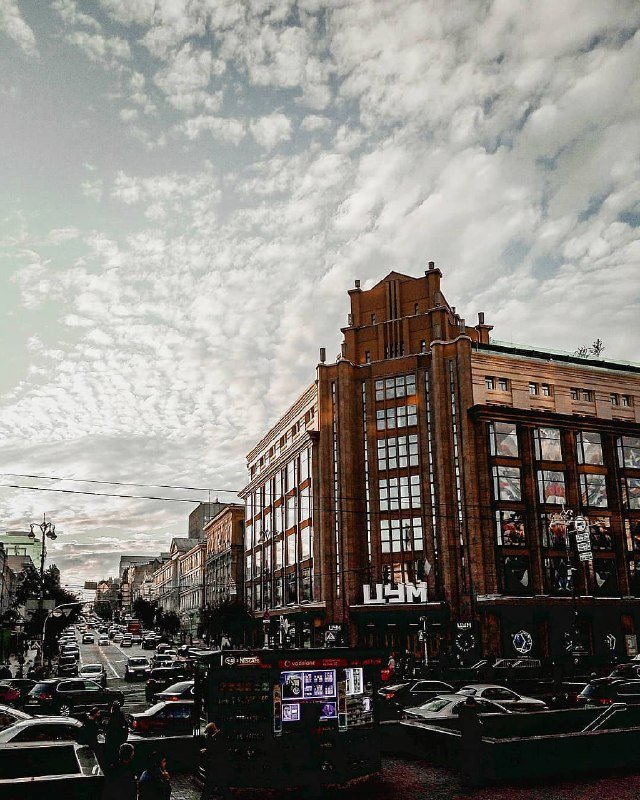 Пушистые облака пролетают над центром столицы. Фото: @margadonskaya