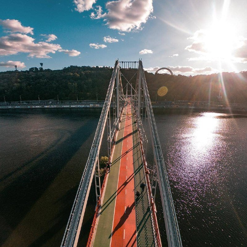 Чистое небо, палящее солнце и всем известный Парковый мост. Фото: @ivanlikhuta