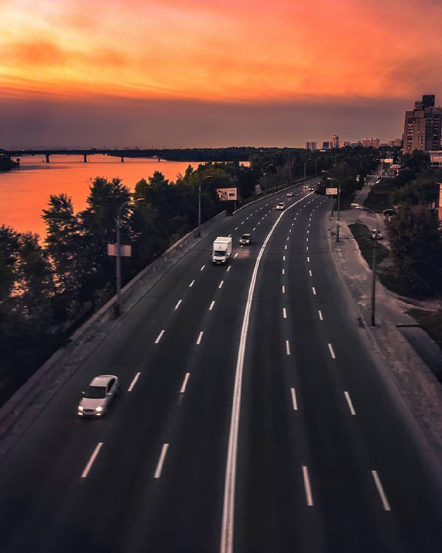 Сказочный и теплый закат в шумном городе. Фото: @foundofmoment