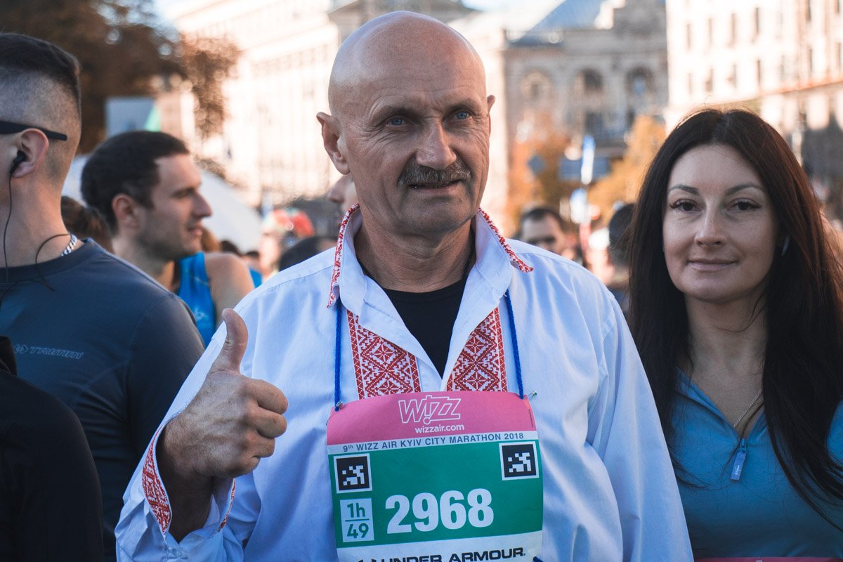 В марафоне принимали участие современные запорожские казаки в вышиванках В марафоне принимали участие современные запорожские казаки в вышиванках