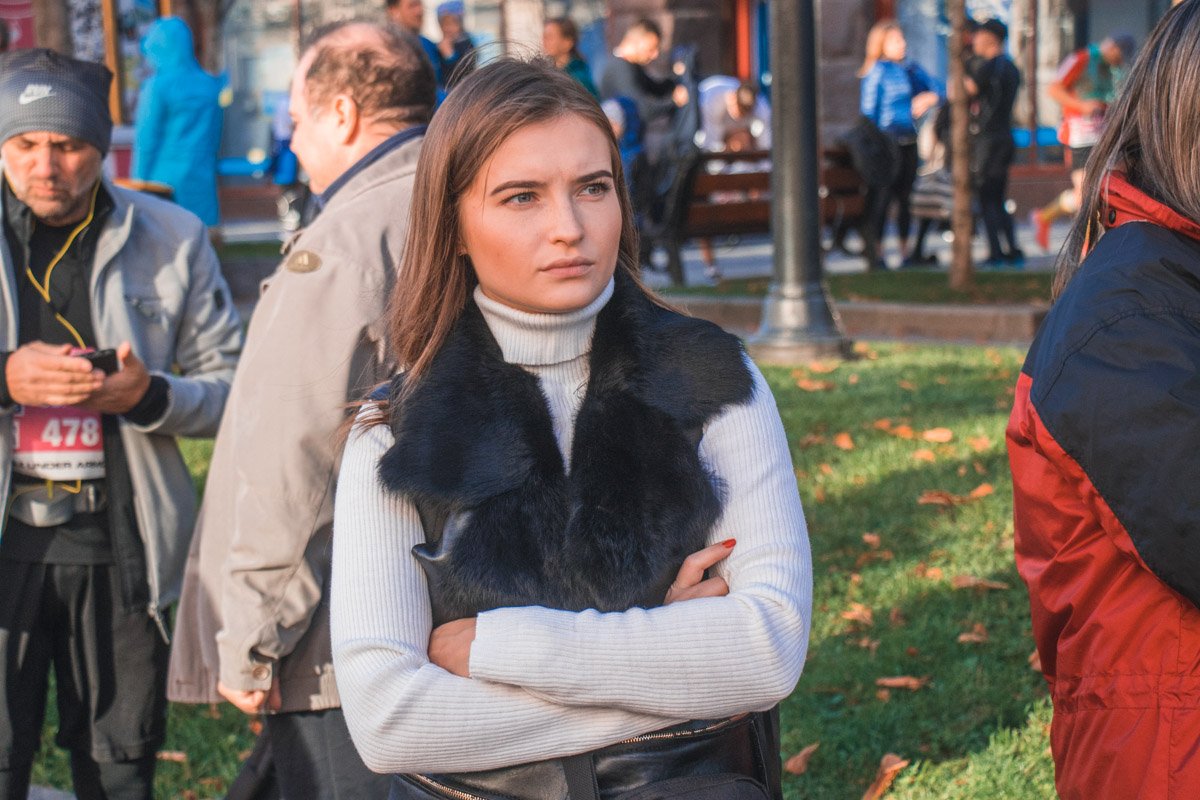 Зрители увлеченно наблюдали за спортсменами с обочин Зрители увлеченно наблюдали за спортсменами с обочин