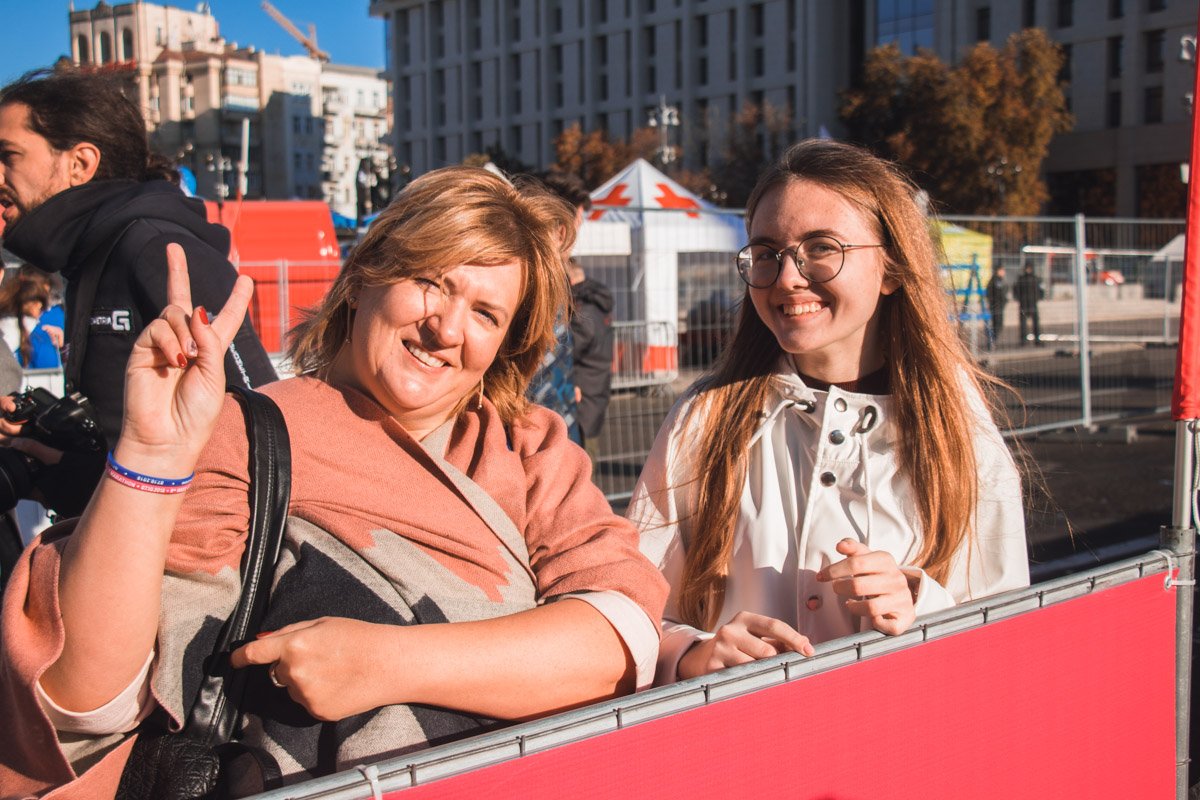 Пусть бегут, а мы будем улыбаться и подымать им настроение Пусть бегут, а мы будем улыбаться и подымать им настроение