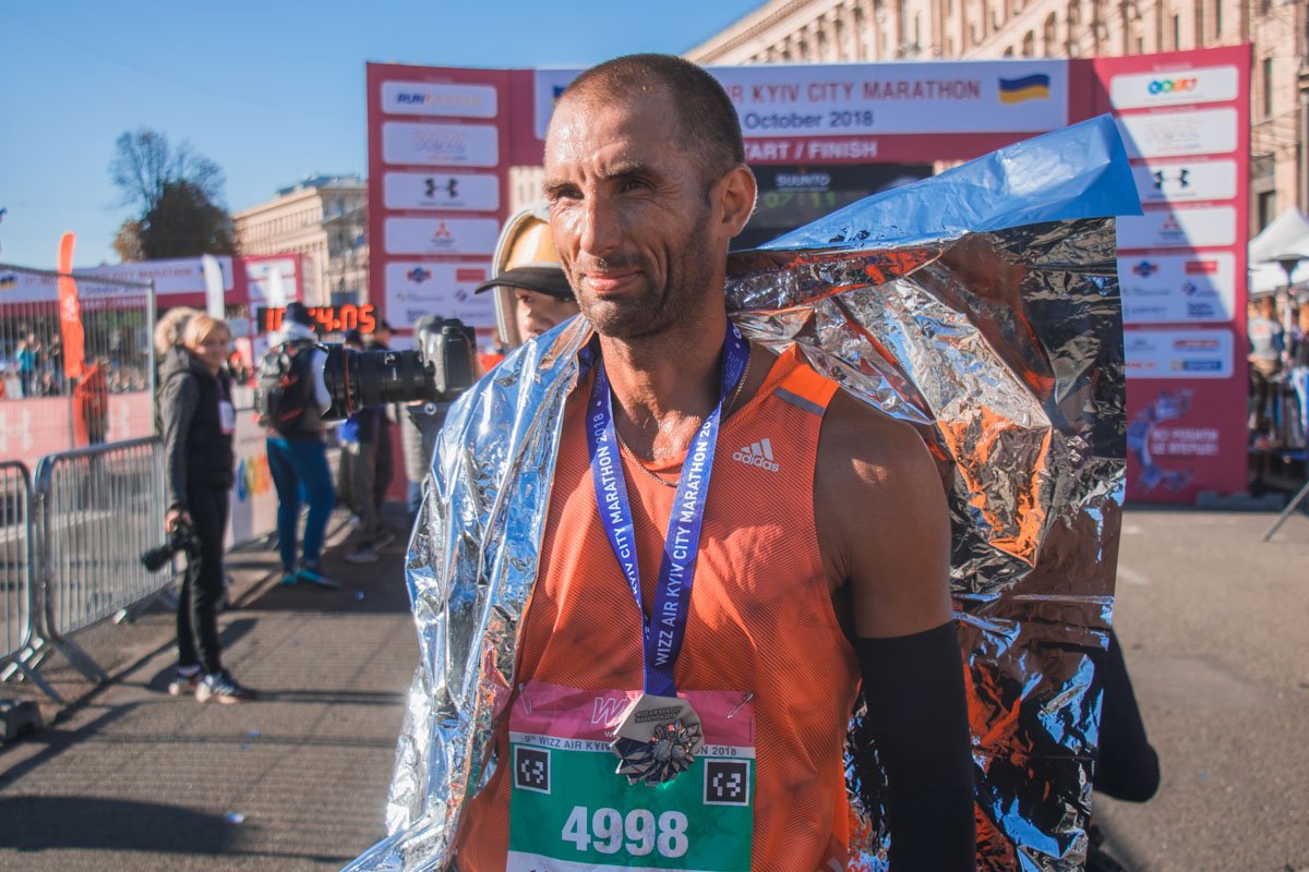 Фольга играла роль пледов для спортсменов Фольга играла роль пледов для спортсменов