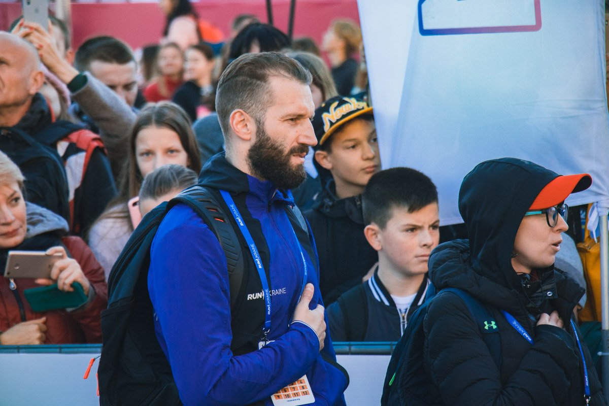 Все без исключения пели гимн, положив руку на сердце Все без исключения пели гимн, положив руку на сердце