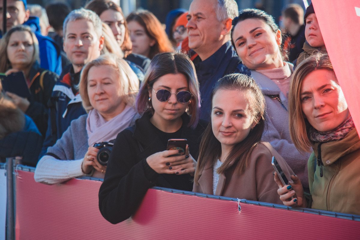 Девочки, смотрите, какой красавчик бежит Девочки, смотрите, какой красавчик бежит