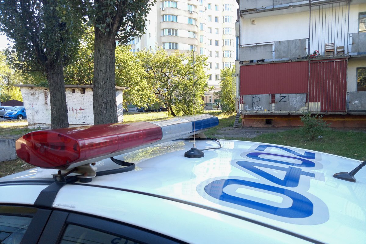В Днепровском районе Киева по адресу бульвар Ярослава Гашека, 8 на улице обнаружили труп мужчины