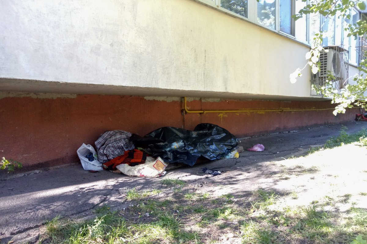 Мужчине на вид около 40 лет, полиция рассказала, что следов насильственной смерти нет