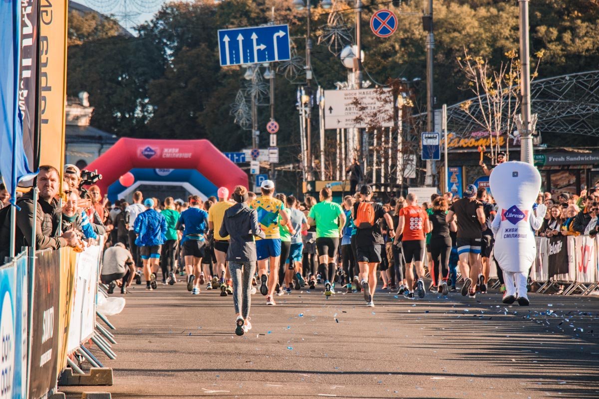 Участники марафона, почувствовав второе дыхание, приближаются к финишу