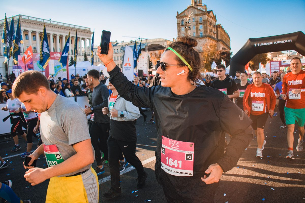 Некоторые успевают совмещать приятное с полезным и снимают прямые эфиры, преодолевая дистанцию