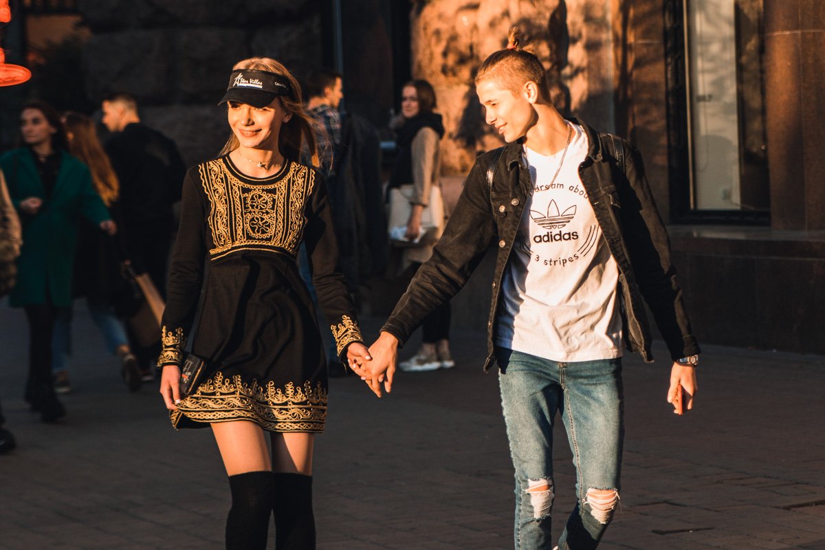 Улыбки освещают улицы ярче солнца