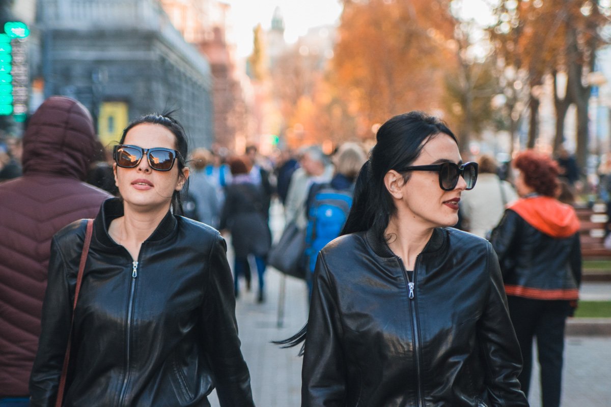 Солнцезащитные очки удачно дополняют любой образ