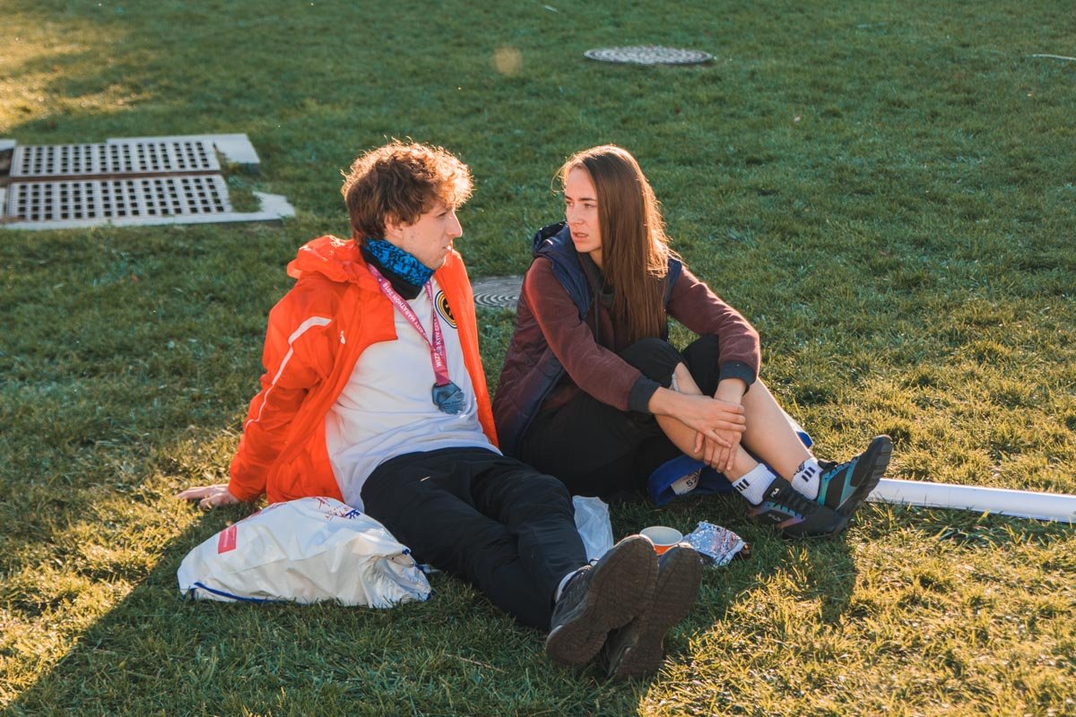 Расслабленная беседа в солнечных лучах