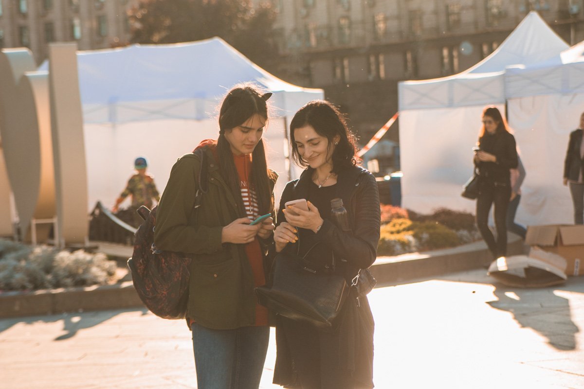 Обмениваются новостями прошедшей недели