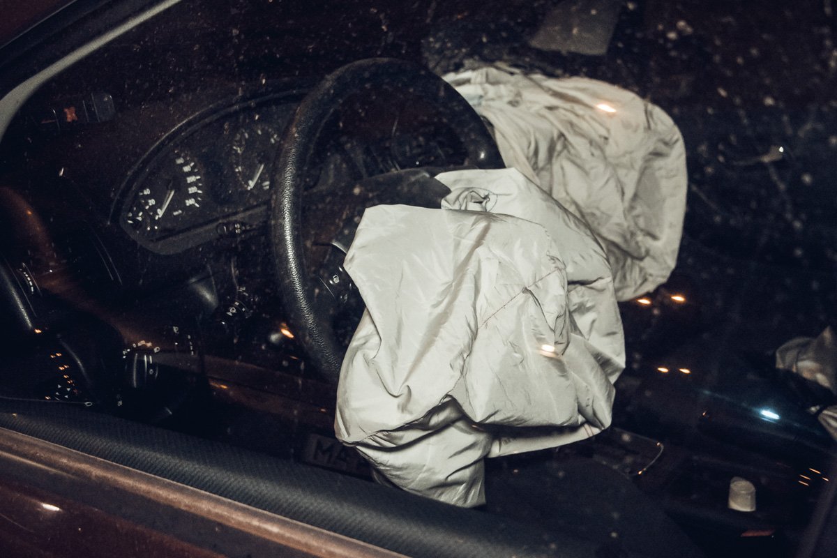 В автомобиле Mercedes находилась семья с двумя маленькими детьми, никто из них не пострадал В автомобиле Mercedes находилась семья с двумя маленькими детьми, никто из них не пострадал