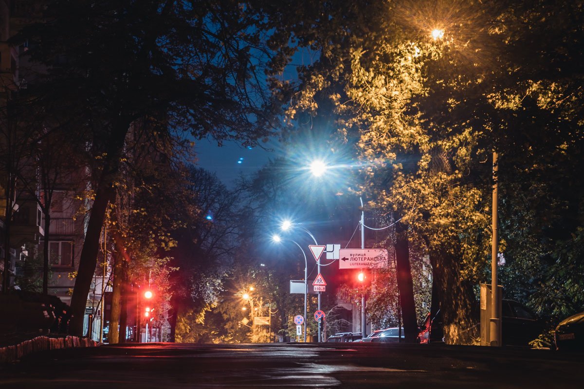 Под покровом ночи цветные огни фонарей добавляю пейзажу ночных улиц праздничности