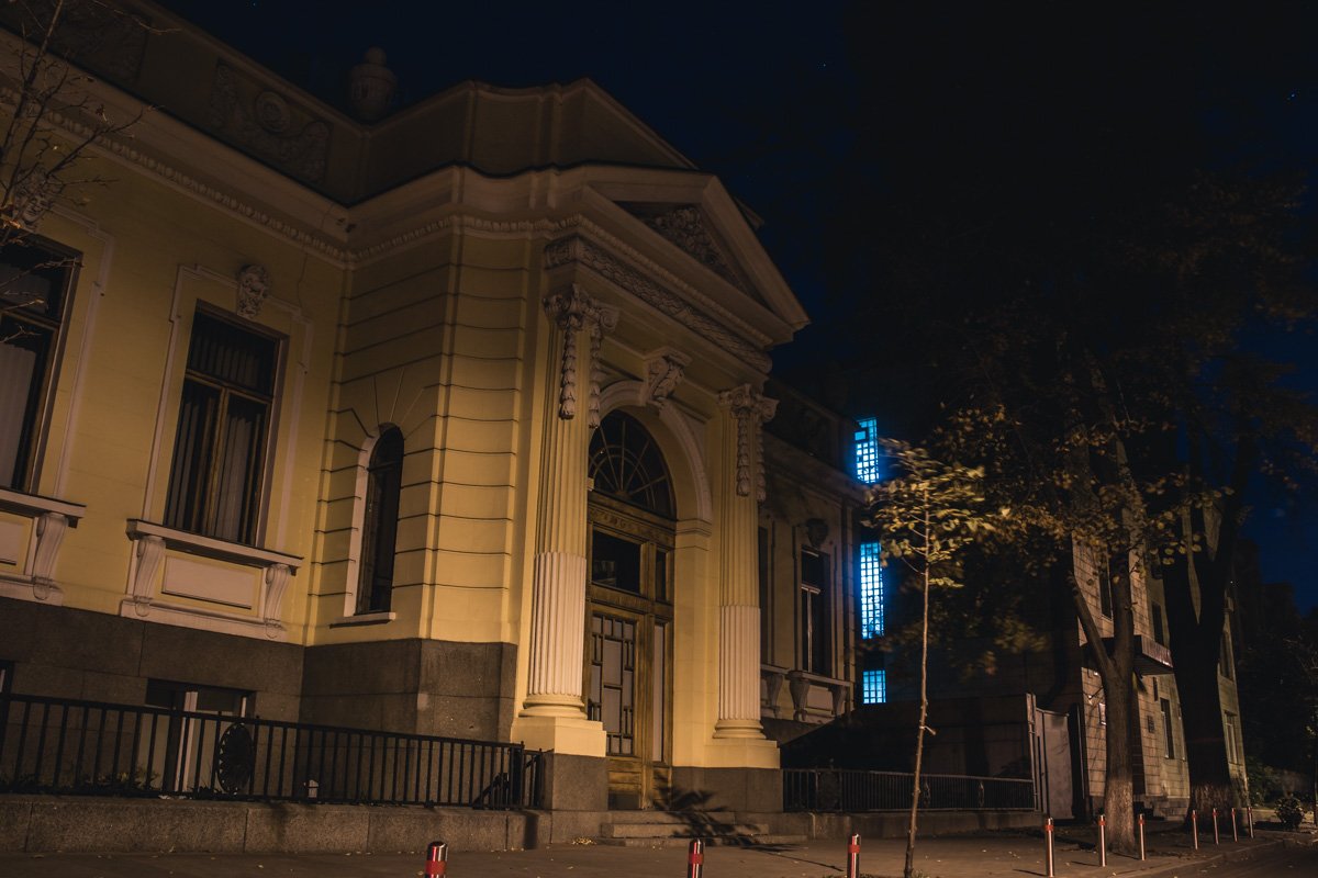 Ночью старые архитектурные здания предстают в ином свете