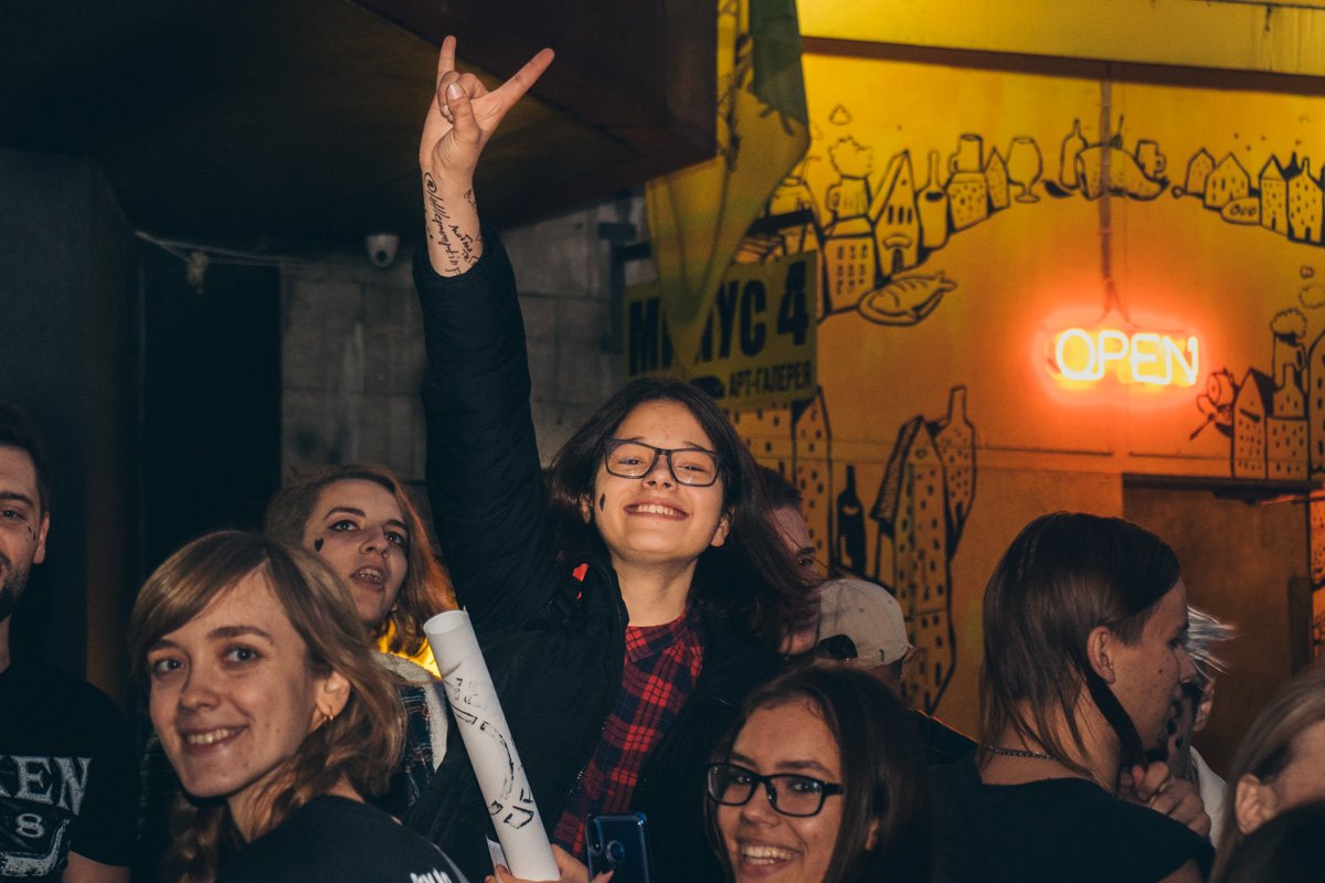 Запускать в клуб начали около 19:00