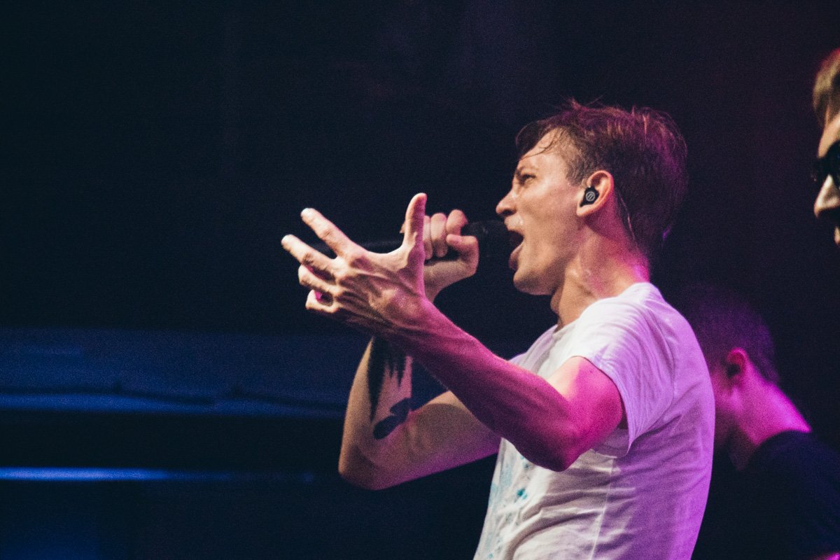 Все, кто хотя бы бегло знаком с творчеством группы, знаю, насколько харизматичный у них вокалист 