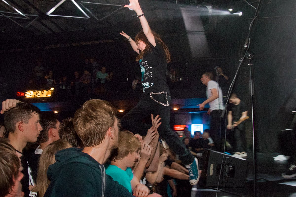 Кто не прыгал со сцены в толпу - тот не испытывал полного чувства свободы 