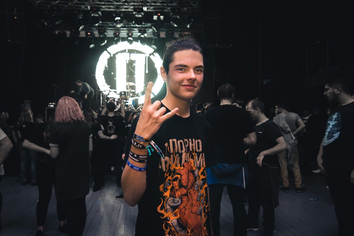 Среди фанатов на концерте была преимущественно молодежь 