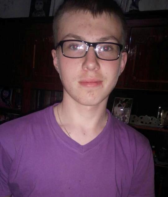 Вадим был в синих джинсах, серой куртке и серых New Balance