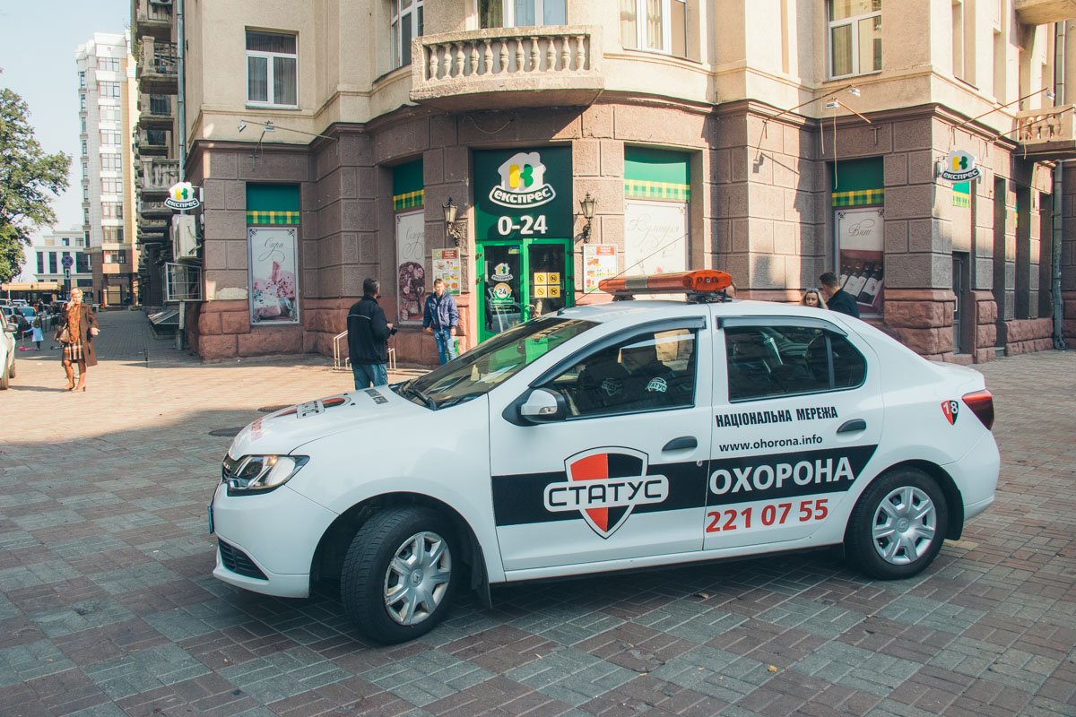 После инцидента служба охраны фактически постоянно дежурит под зданием магазина