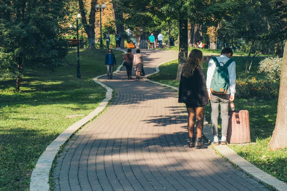 Подростки раскидывали награбленное по территории Мариинского парка