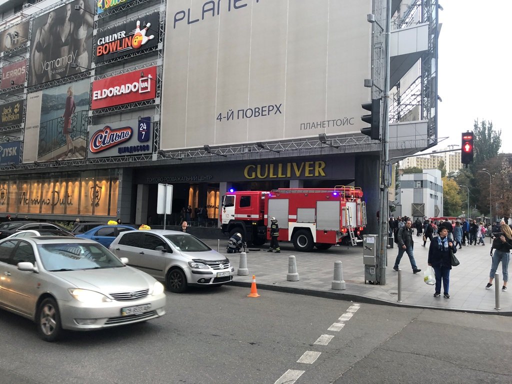В Киеве по адресу улица Эспланадная, 8/10 спасательные службы экстренно эвакуировали больше 300 человек