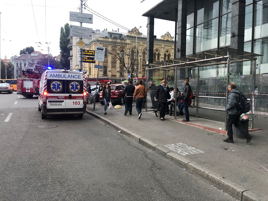 Дело в том, что на линию спасательных служб поступил вызов о задымлении в здании