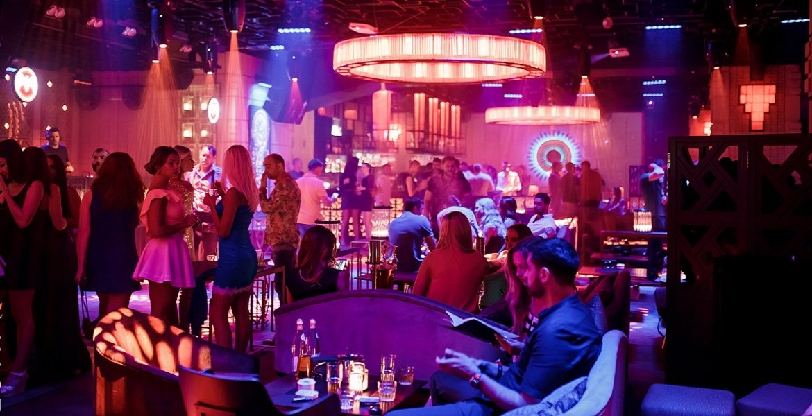 Модное пространство с большой террасой и панорамным видом на город